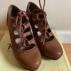 Lace-up Wedge shoe